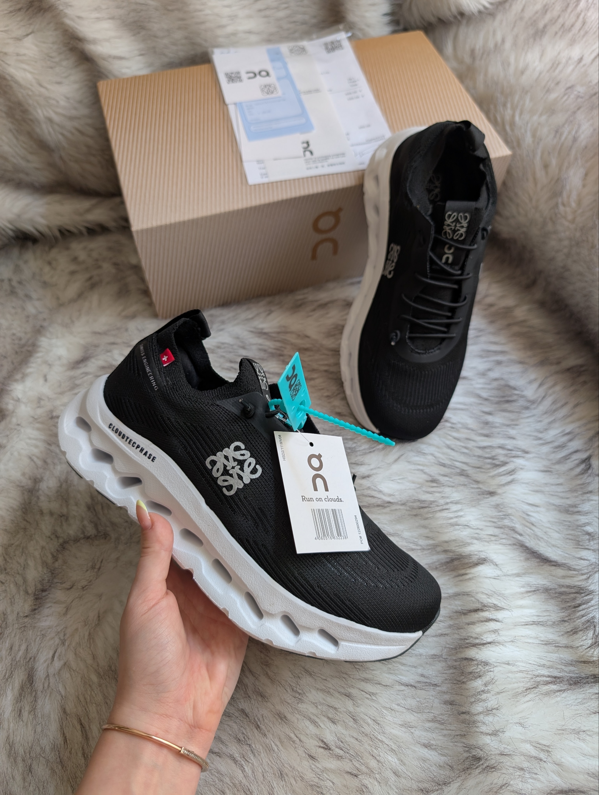 On X Loewe Cloudtilt Black&White